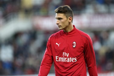El central de Bérgamo, considerado en su momento como una de las grandes promesas defensivas del fútbol italiano, protagonizó un trueque mediático en el verano de 2018. El Milan pagó alrededor de 37 millones de euros, en un intercambio que involucró a Bonucci rumbo a la Juventus. Caldara llegaba tras brillar en Atalanta y ser fichado por la Juve, pero su etapa rossonera se vio lastrada por lesiones graves y una falta de continuidad: apenas pudo disputar 3 partidos oficiales con el primer equipo antes de encadenar cesiones a Atalanta, Venezia y Spezia, sin consolidarse en San Siro.
