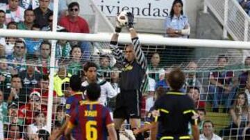 PROTAGONISTA. Valdés le paró un penalti a Tchité