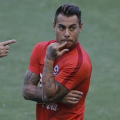 Los 7 jugadores de la Roja que están al borde de la suspensión