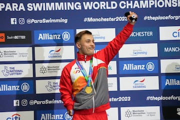 Íñigo Llopis, con su oro en el podio de Mánchester.