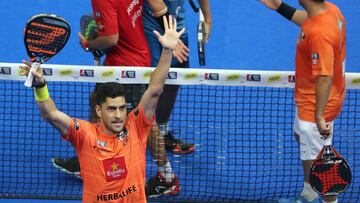 GRAF876. BILBAO, 25/11/2017.- El argentino Maximiliano Sánchez (i) celebra su victoria ante Francisco Navarro y Carlos Daniel Gutiérrez correspondiente a la semifinal del Open de Bilbao, undécima prueba del circuito profesional de 'World Padel Tour' disputado en el frontón Bizkaia. EFE/Luis Tejido