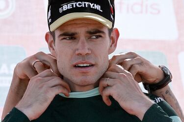 No es que Van Aert tenga cuatro brazos con sus respectivas manos. Simplemente, el fotógrafo inmortalizó el momento en el que el corredor del equipo Visma recibe ayuda en el podio para ponerse el maillot de líder del ranking de puntos de la Vuelta a España. Ocurrió tras la cuarta etapa, entre Plasencia y Pico Villuercas.