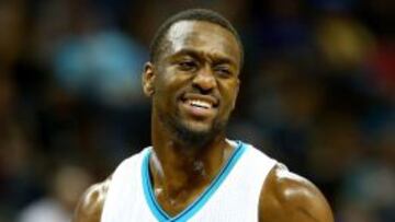 Kemba Walker se lamenta de la derrota de su equipo.