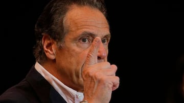 (ARCHIVOS) En esta foto de archivo tomada el 5 de abril de 2021, el gobernador de Nueva York, Andrew Cuomo, habla en el Centro Comunitario de Rochdale Village en Queens, Nueva York. 