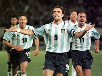 Hasta que llegó Messi era el máximo goleador de la selección de Argentina con 56 goles en 78 partidos oficiales. Delantero fuerte y hábil que iba fenomenal de cabeza.