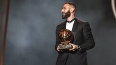 Paris (France), 17/10/2022.- Karim Benzema of Real Madrid poses with the Men'Äôs Ballon d'Or Trophy during the Ballon d'Or ceremony in Paris, France, 17 October 2022. For the first time the Ballon d'Or, presented by the magazine France Football, will be awarded to the best players of the 2021-22 season instead of the calendar year. (Francia) EFE/EPA/Mohammed Badra
