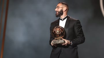 Paris (France), 17/10/2022.- Karim Benzema of Real Madrid poses with the Men'Äôs Ballon d'Or Trophy during the Ballon d'Or ceremony in Paris, France, 17 October 2022. For the first time the Ballon d'Or, presented by the magazine France Football, will be awarded to the best players of the 2021-22 season instead of the calendar year. (Francia) EFE/EPA/Mohammed Badra