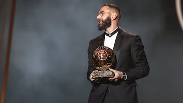 Paris (France), 17/10/2022.- Karim Benzema of Real Madrid poses with the Men'Äôs Ballon d'Or Trophy during the Ballon d'Or ceremony in Paris, France, 17 October 2022. For the first time the Ballon d'Or, presented by the magazine France Football, will be awarded to the best players of the 2021-22 season instead of the calendar year. (Francia) EFE/EPA/Mohammed Badra
