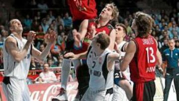 <b>CONTUNDENTE. </b>Singleton logra un mate con salto espectacular.