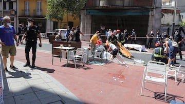 GRAF4972. PONFERRADA, 19/08/2021.- Dos personas que se encontraban en la terraza de un bar en Ponferrada (León) han resultado heridos graves al ser arrolladas por un vehículo cuyo conductor, de 85 años, ha perdido el control al circular por encima de la velocidad permitida y en sentido contrario. EFE/Ana F. Barredo