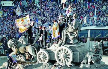 Los jugadores del Madrid celebran la S&eacute;ptima en una Cibeles repleta.