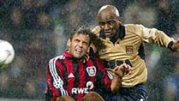 <B>DURA PUGNA.</B> Kirsten y Vieira pugnan por un balón ante la pertinaz lluvia que dificultó el juego durante el partido.