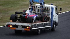El Toro Rosso de Sainz retirado por un cami&oacute;n durante los Libres 1 del GP de Jap&oacute;n.