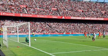 El ex jugador del Barcelona aprovecha la oportunidad y engañó a Szczesny disparando a la derecha del meta, quien se venció al lado contrario.