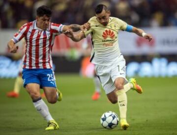 Así se vivió dentro del campo la gran batalla que sostuvieron Águilas y Chivas en el Estaduio Azteca este sábado por la noche.