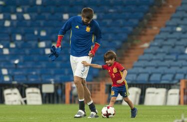 Piqu jugando con su hijo.