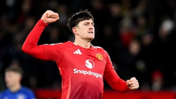 MANCHESTER (United Kingdom), 26/02/2025.- Harry Maguire of Manchester United celebrates after scoring the 3-2 lead during the English Premier League match between Manchester United and Ipswich Town, in Manchester, Britain, 26 February 2025. (Reino Unido) EFE/EPA/PETER POWELL EDITORIAL USE ONLY. No use with unauthorized audio, video, data, fixture lists, club/league logos, 'live' services or NFTs. Online in-match use limited to 120 images, no video emulation. No use in betting, games or single club/league/player publications.