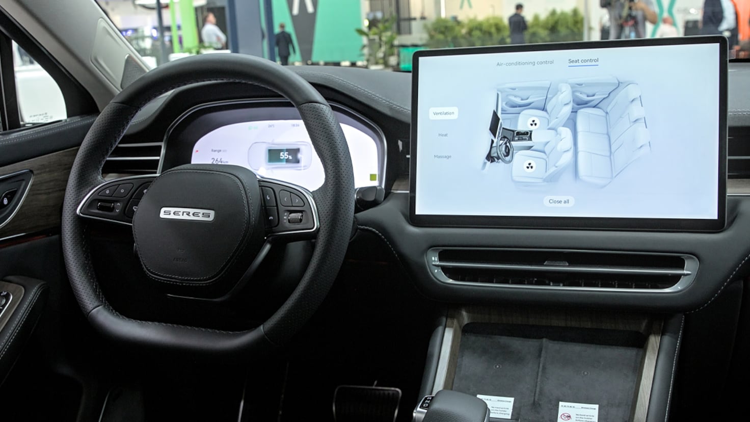 China sorprende con un coche con váter integrado que se activa por voz ...