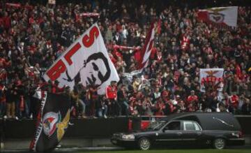 Cariñosa despedida a Eusebio de los seguidores en el Estadio de La Luz.