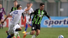 America MG's midfielder Breno Cascardo (R) and Millonarios' midfielder Larry Vasquez fight for the ball during the Copa Sudamericana group stage second leg football match between Brazil's America Mineiro and Colombia's Millonarios at the Raimundo Sampaio stadium in Belo Horizonte, Brazil, June 6, 2023. (Photo by DOUGLAS MAGNO / AFP)