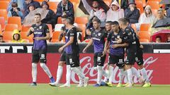 Los jugadores del Legan&eacute;s celebran el gol de Gumbau al Valencia.