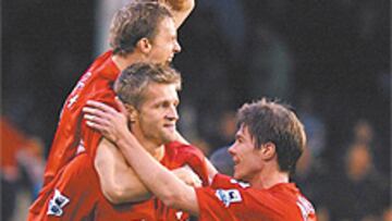 <b>GRAN REMONTADA. </b>Xabi Alonso, autor del tercer gol, celebra con Biscan el tanto que cerró el triunfo (2-4).