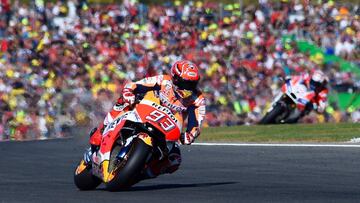 Repsol Honda Team's Spanish rider Marc Marquez rides during the MotoGP race of the Valencia Grand Prix at Ricardo Tormo racetrack in Cheste, near Valencia on November 12, 2017. / AFP PHOTO / JOSE JORDAN