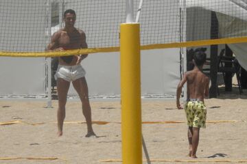 Mandó construir una pérgola alrededor de la playa privada a la que tiene acceso para que los turistas y el resto de huéspedes no pudieran verle. En la foto, juega con su hijo Cristiano Ronaldo Jr.