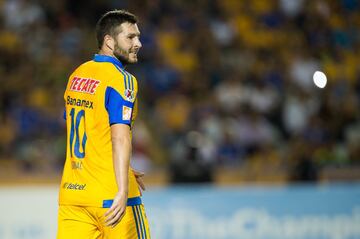 A principios de junio del 2015, Gignac vistió por primera vez la camiseta de los Tigres en un partido amistoso ante el Atlante, donde anotó gol para la victoria de su equipo. Días más tarde hizo su debut en partido oficial ante el Internacional de Porto Alegre en las semifinales de la Copa Libertadores.