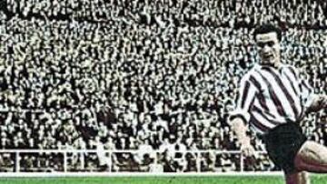 <b>AL PADRE DE CEDRÚN. </b>Carmelo, el padre de Cedrún, ex portero del Athletic y del Zaragoza, encajó en 1957 el gol más importante de la carrera del delantero madrileño.