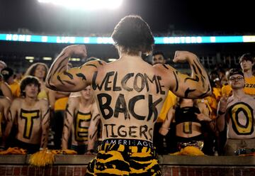 La temporada de fútbol americano universitario, uno de los deportes más seguidos en Estados Unidos, echó a andar. En la foto, un aficionado de los Missouri Tigers da la bienvenida a su equipo, que batió a los South Dakota Coyotes por 35-10 en el primer partido de la temporada. Más de 60.000 fieles acudieron al estadio Faurot Field.