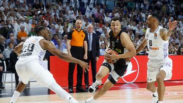 Dante Exum, con el Partizán, intenta supera a los madridistas Adam Hanga y Guerschon Yabusele.