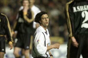 En la temporada 00/01 el Valencia lo fichó procedente del Olympiakos.