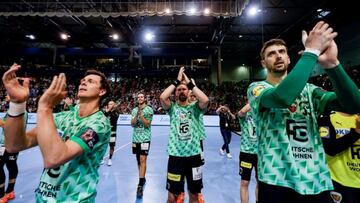 Los Zorros celebran su victoria con la afición.