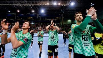 Los Zorros celebran su victoria con la afición.