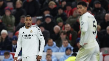 Kylian Mbappé (izquierda) y Jude Bellingham (derecha), durante el Liverpool - Real Madrid de la quinta jornada de la Champions League.