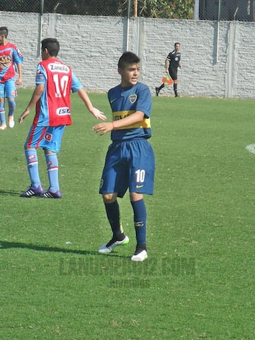 Llegó a los 12 años a Boca y de inmediato se ganó un lugar, Fue titular en todas las series menores del cuadro argentino. Hoy salta a Chile.