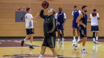 Pablo Laso, durante el entrenamiento del Real Madrid previo al Clásico de la Liga Endesa que les enfrenta al Barcelona