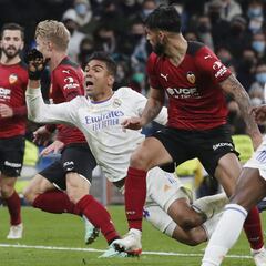 El Valencia estalla tras el penalti a Casemiro: "Lo de los robos en Madrid empieza a ser repetitivo"