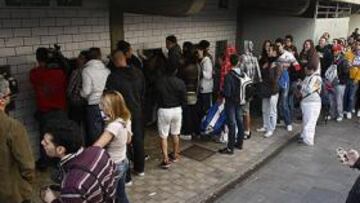 <b>EXPECTACIÓN. </b>Colas ayer para comprar una entrada para el derbi.