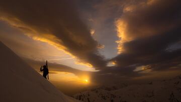 Un esquiador escala una monta&ntilde;a al amanecer en la Val d&#039;Aran. 