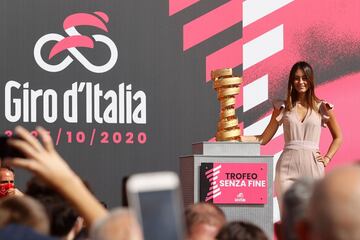 El Trofeo Senza Fine que recibirá el ganador del Giro. 