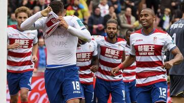 El jugador brasileño del Granada, cedido por el Manchester United, Andreas Pereira, celebra el gol que marcó frente al Sevilla en el partido de la 14º LaLiga Santander que se disputa en el estadio de Los Carmenes. Pereira vio la tarjeta amarilla por quitarse la camiseta y dedicar al Chapacoense su gol.