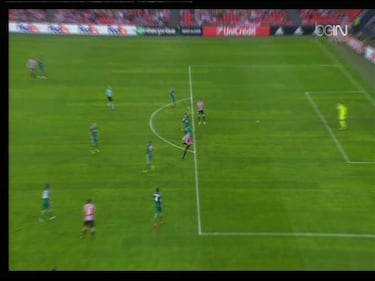 El árbitro anuló un gol, pito penalti y al final... fuera de juego