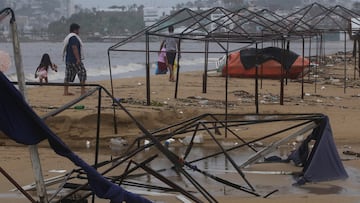 People walk along a beach littered with debris in the aftermath of Hurricane John in Acapulco, Mexico September 24, 2024. REUTERS/Javier Verdin