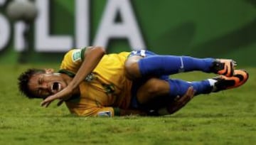 Neymar se duele de una dura entrada.