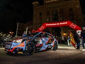 Iván Ares lidera bajo la lluvia