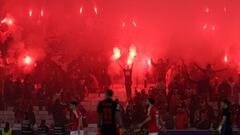 Benfica-Barcelona: la roja de Cubarsí, las bengalas, el gol de Raphina y las paradas de Szczesny en imágenes