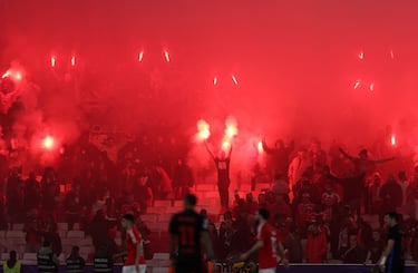 El árbitro alemán detiene el encuentro por las bengalas y el humo en uno de los fondos del estadio Do SL Benfica.
