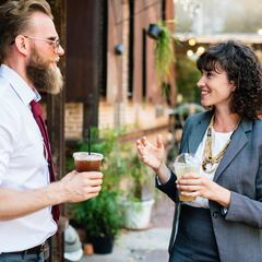 Ni Sevilla ni Granada, esta es la ciudad más habladora de España con casi 7 horas de charla diarias